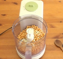 garlic with chickpeas in the food processor
