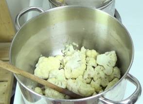 cauliflower in a pot with olive oil and garlic