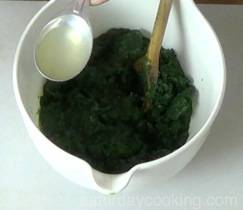 adding the lemon juice to the spinach